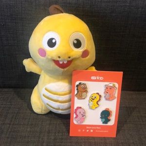 VIPKid Plush Dino and 5 pins